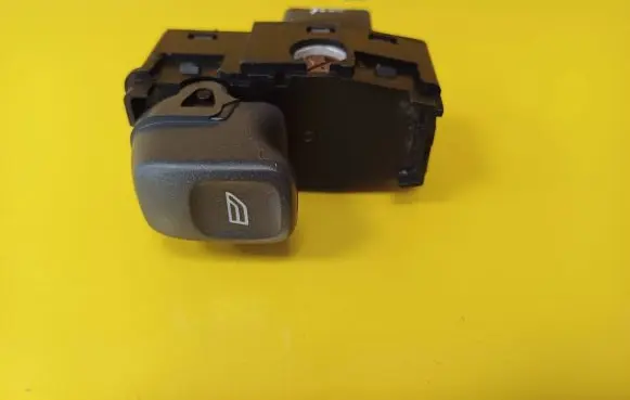 Volvo V70 Electric window control switch 9472275