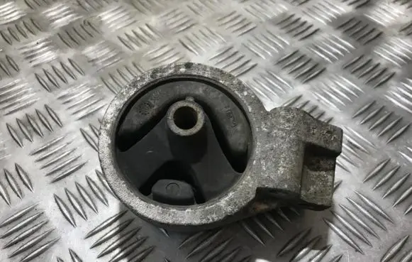 Mitsubishi Carisma Engine mount bracket
