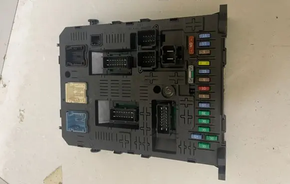 Peugeot 3008 I Fuse module 9666895680