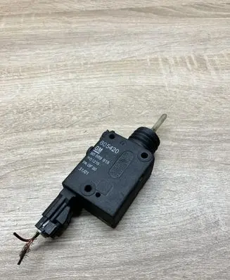 Opel Astra G Fuel tank cap lock motor 90589918 1101215