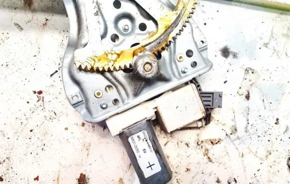 Toyota Avensis T250 Front door window regulator motor 6982005050 69820-05050