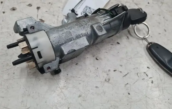 Volkswagen PASSAT B5 Ignition lock 4D0905851E