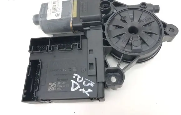Volkswagen PASSAT B7 Front door window regulator motor 3C0959793C 3AA959701A 0130822451
