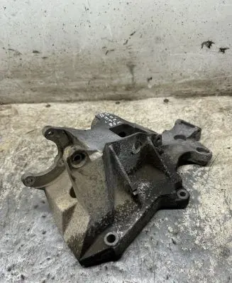 Volkswagen PASSAT B5 Engine mounting bracket 038903143AE