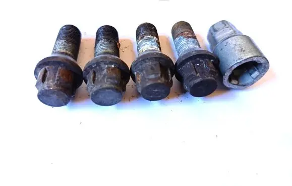 BMW 1 F20 F21 Anti-theft wheel nuts and lock 