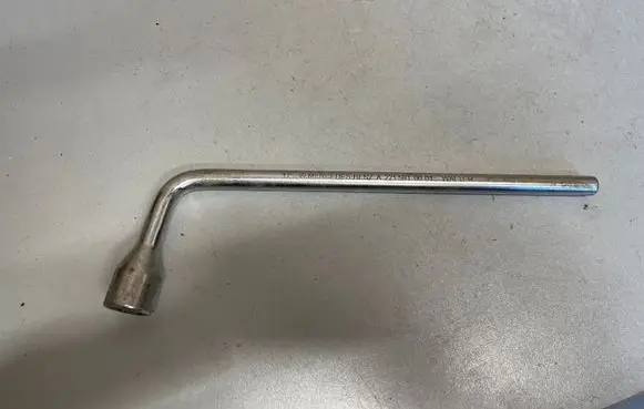 Mercedes-Benz CLS C218 X218 Wheel nut wrench A2215810001