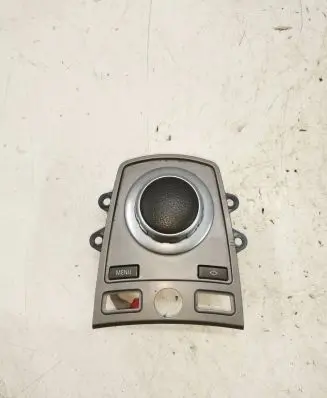 Head unit multimedia control