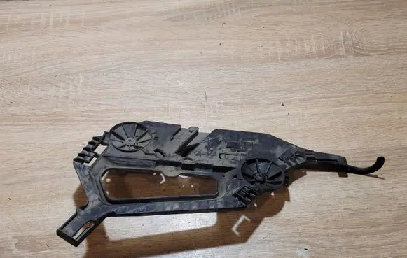 Headlight/headlamp mounting bracket