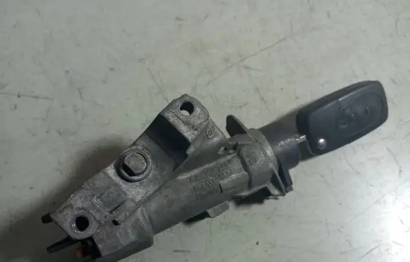 Volkswagen PASSAT B5.5 Ignition lock 4B0905851B