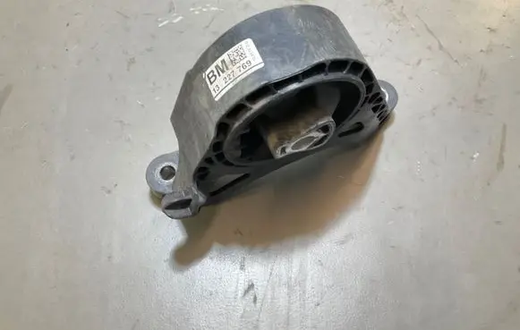 Opel Insignia A Engine mount bracket 13227769