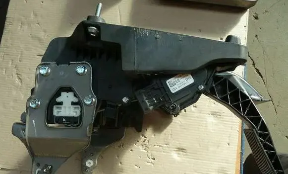 Opel Zafira C Pedal assembly 23335261