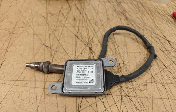 Mercedes-Benz V Class W447 Lambda probe sensor A0009050008