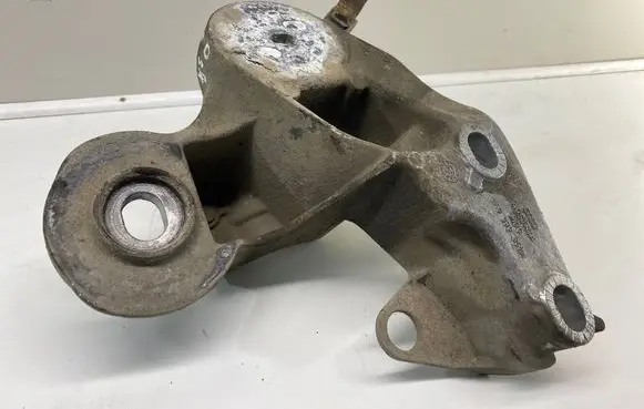 Engine mounting bracket