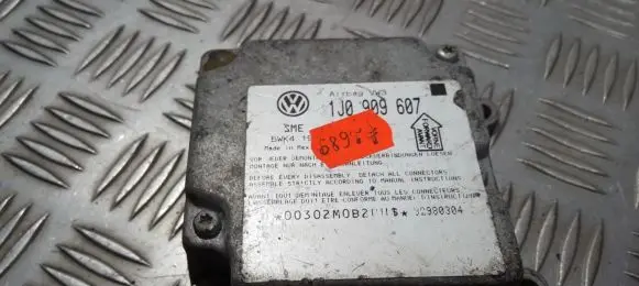 Volkswagen PASSAT B5 Airbag control unit/module 1J0909607