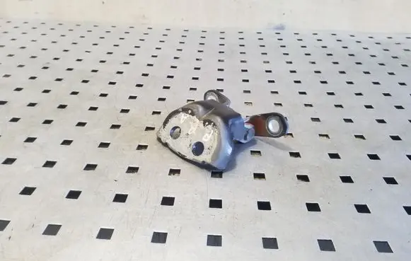 Nissan Qashqai Front door lower hinge 