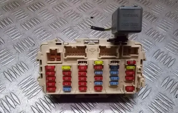 Nissan X-Trail T30 Fuse box cover
