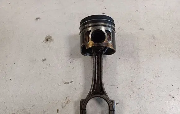 Volkswagen Caddy Piston with connecting rod