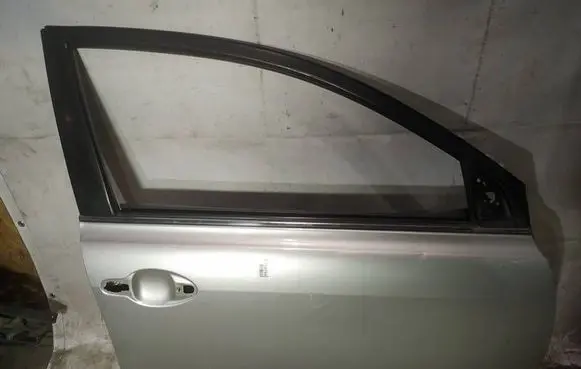 Toyota Avensis T250 Front door pilkos