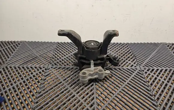 Toyota Auris E180 Engine mount bracket