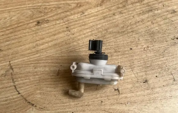 Volkswagen PASSAT B3 Central locking vacuum pump 357862153A
