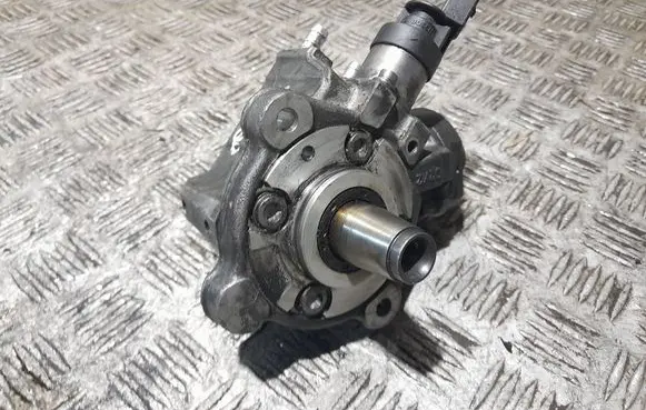 BMW X3 E83 Fuel injection high pressure pump 7797874 0445010506
