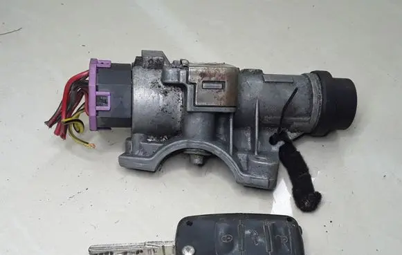 Volkswagen PASSAT B5.5 Ignition lock 4B0905851G