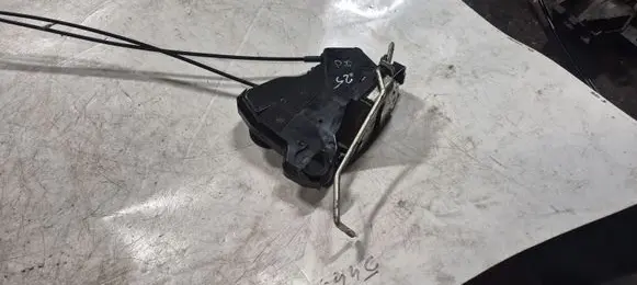Toyota Avensis T270 Front door lock A046693