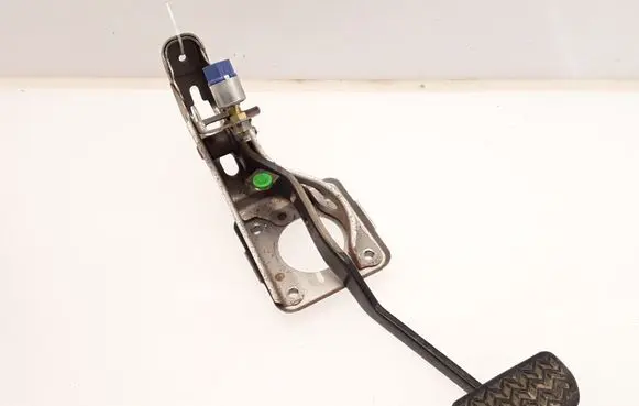 Toyota RAV 4 (XA20) Brake pedal