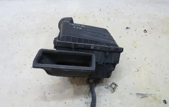 Volkswagen PASSAT B8 Air filter box 5Q0129601AC