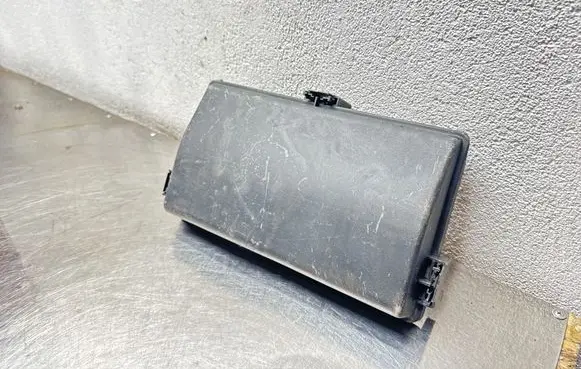 Opel Insignia A Fuse box cover 13222784