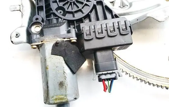 Opel Astra G Front door window regulator motor 0130821715