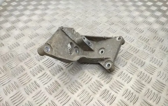 Nissan Qashqai Engine mounting bracket