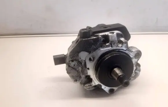 BMW X3 E83 Fuel injection high pressure pump 7788670 0445010045 133275