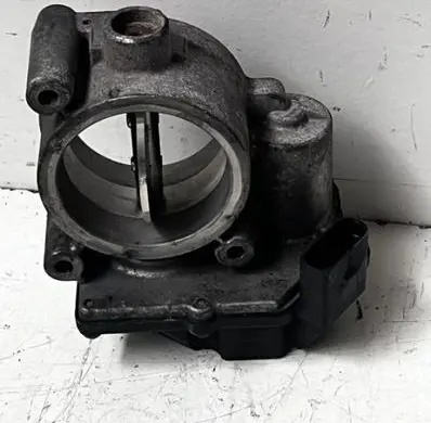 Volkswagen Golf V Throttle valve 03C128063