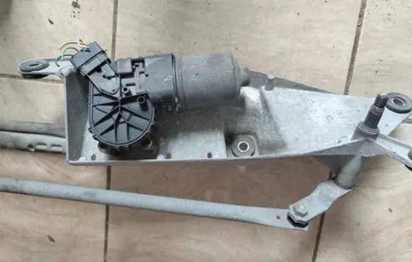 Renault Modus Front wiper linkage and motor 8200141270