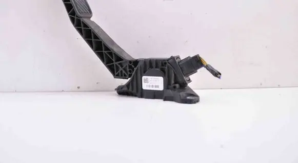 Accelerator throttle pedal