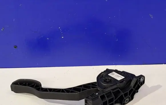 Accelerator throttle pedal