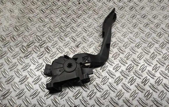 Accelerator throttle pedal