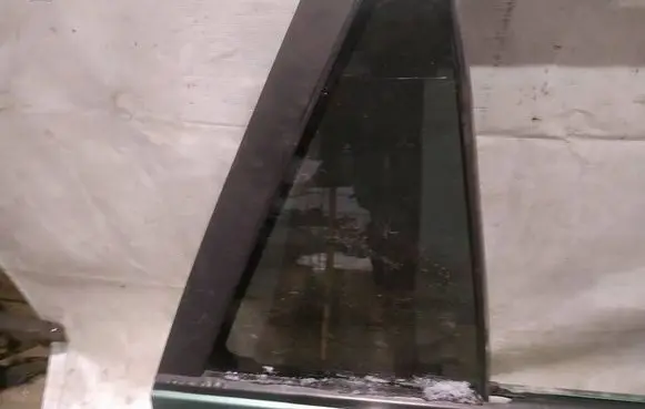 Peugeot 406 Rear vent window glass as2