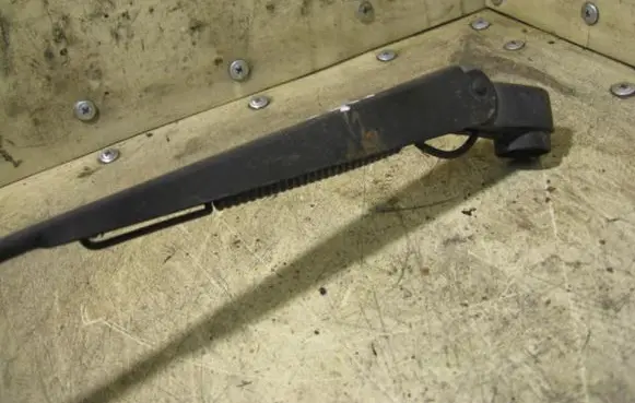 Mitsubishi Pajero Sport I Rear wiper blade arm