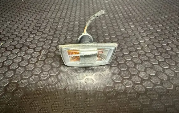 Opel Astra H Front fender indicator light 13131298 13131299
