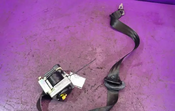 Skoda Fabia Mk2 (5J) Front seatbelt 00064577