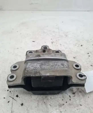 Volkswagen PASSAT B6 Engine mount bracket 3C0199555