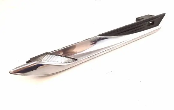 Front fender indicator light