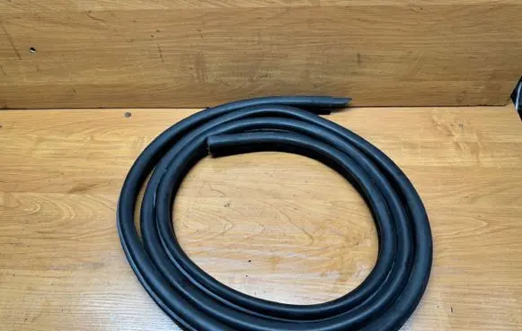 BMW 5 E39 Rubber seal front coupe door 