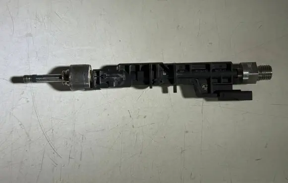 BMW M5 F90 Fuel injector 7852362
