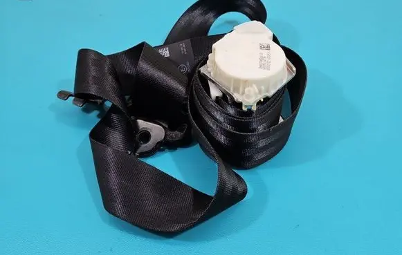 Rear seatbelt