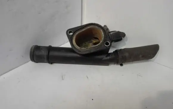 Volkswagen PASSAT B6 Engine coolant pipe/hose 038121132G