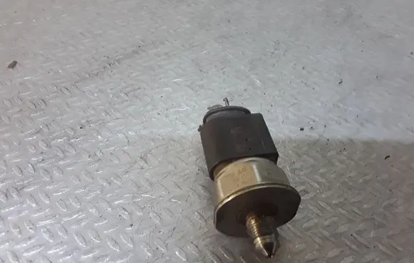 Volkswagen Tiguan Fuel pressure sensor 03C906051H