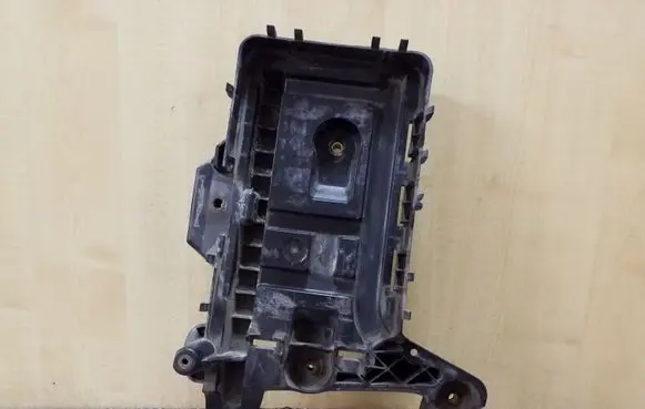 Volkswagen Golf V Battery tray 1K0915333C